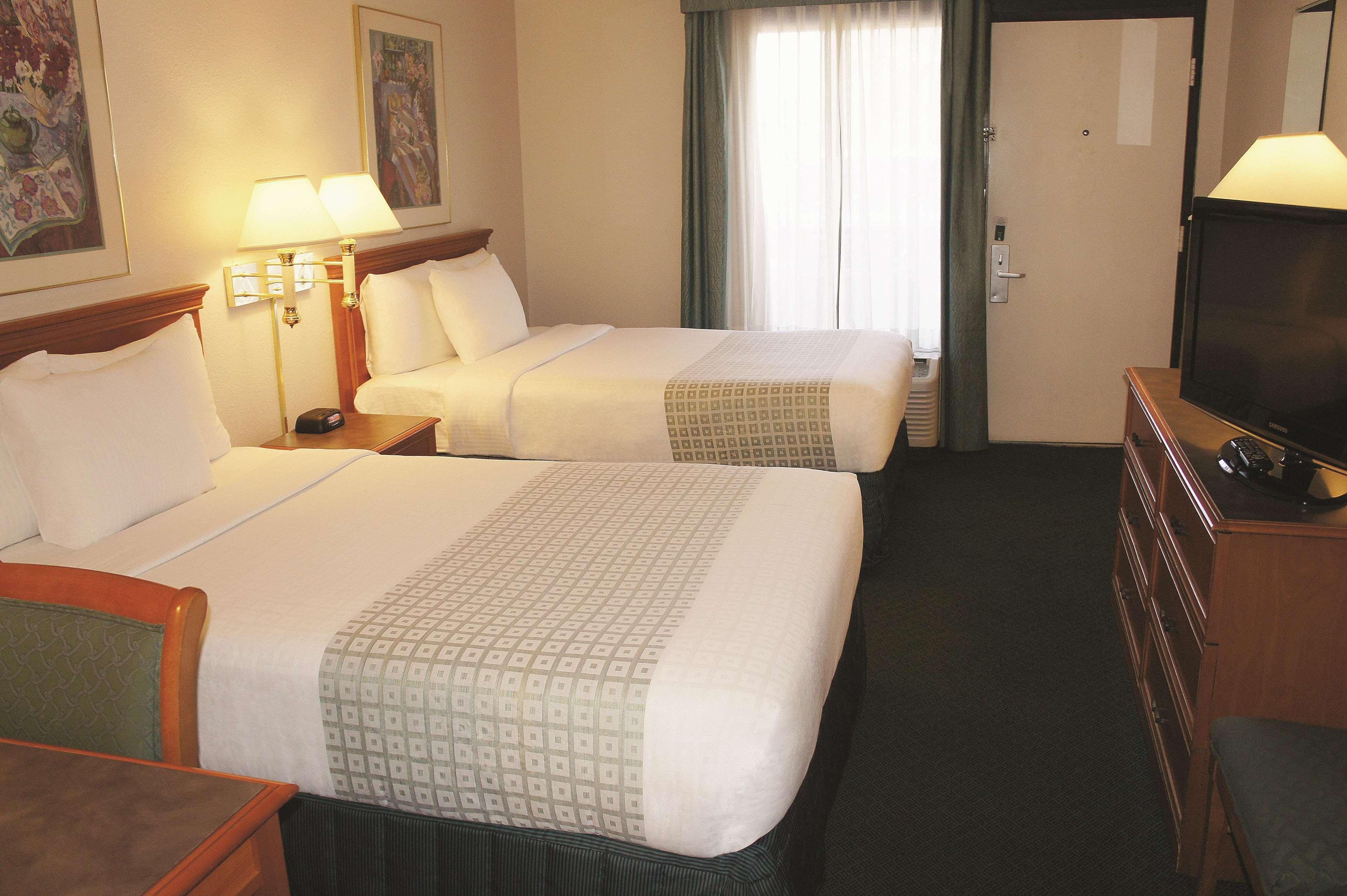 Super 8 By Wyndham Savannah Exterior photo