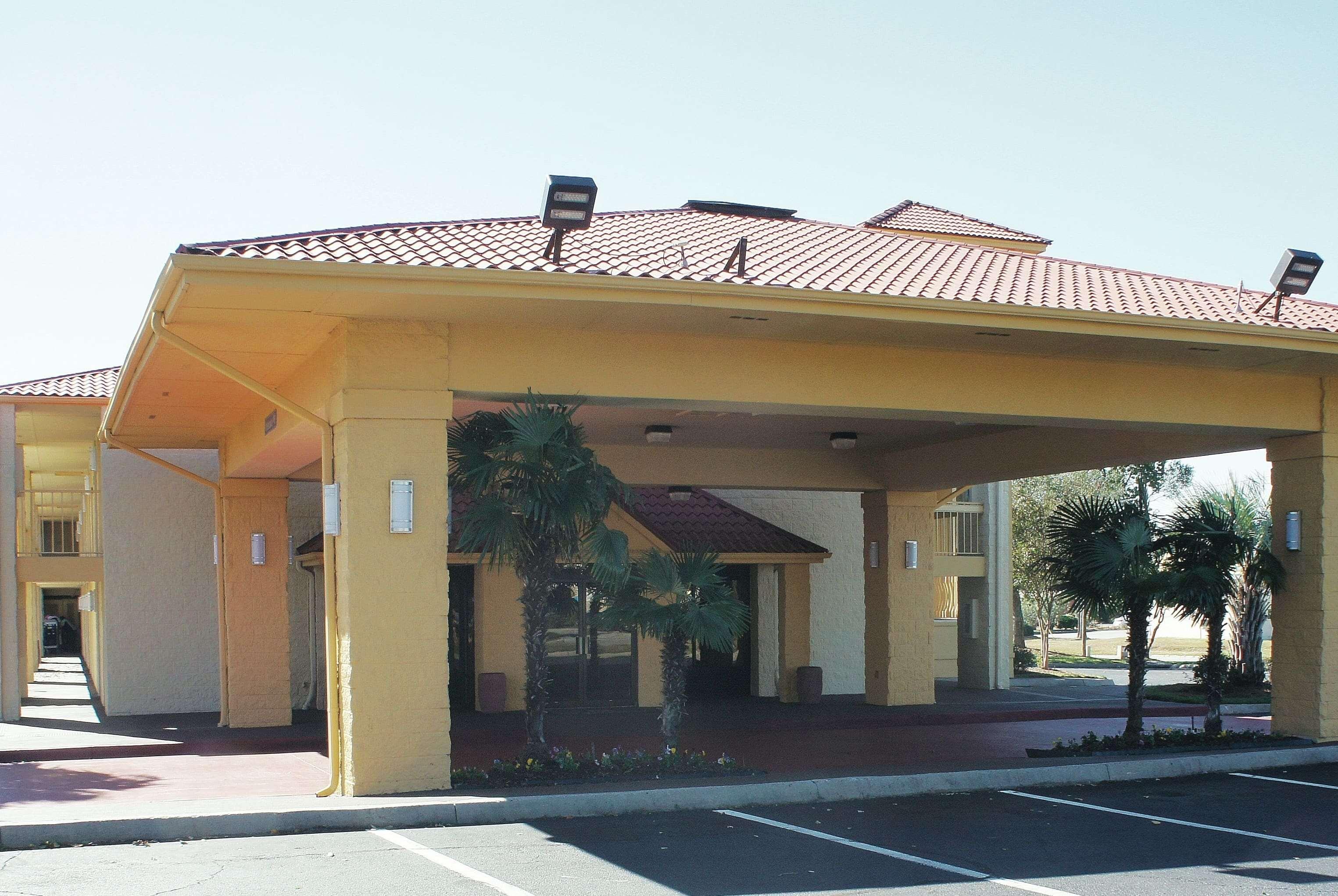 Super 8 By Wyndham Savannah Exterior photo