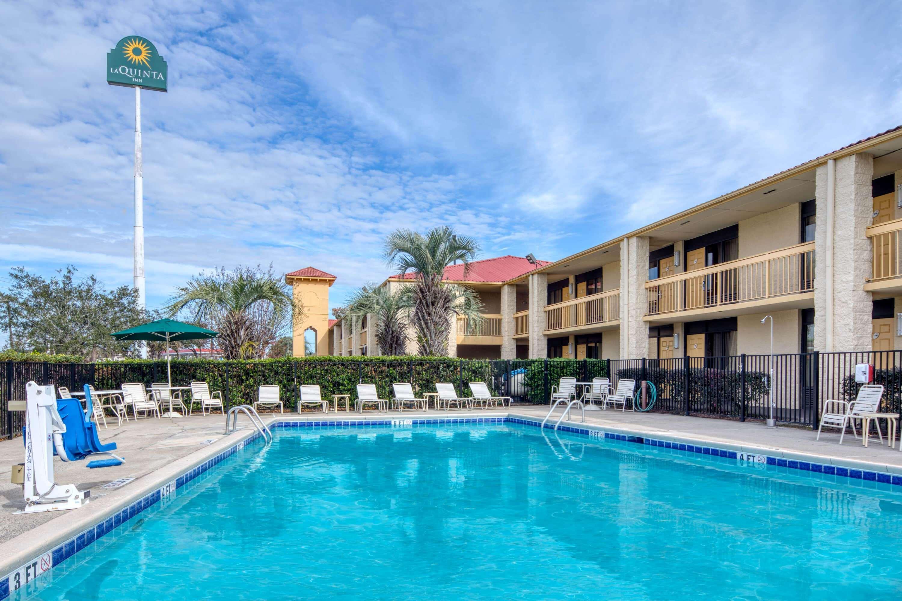 Super 8 By Wyndham Savannah Exterior photo