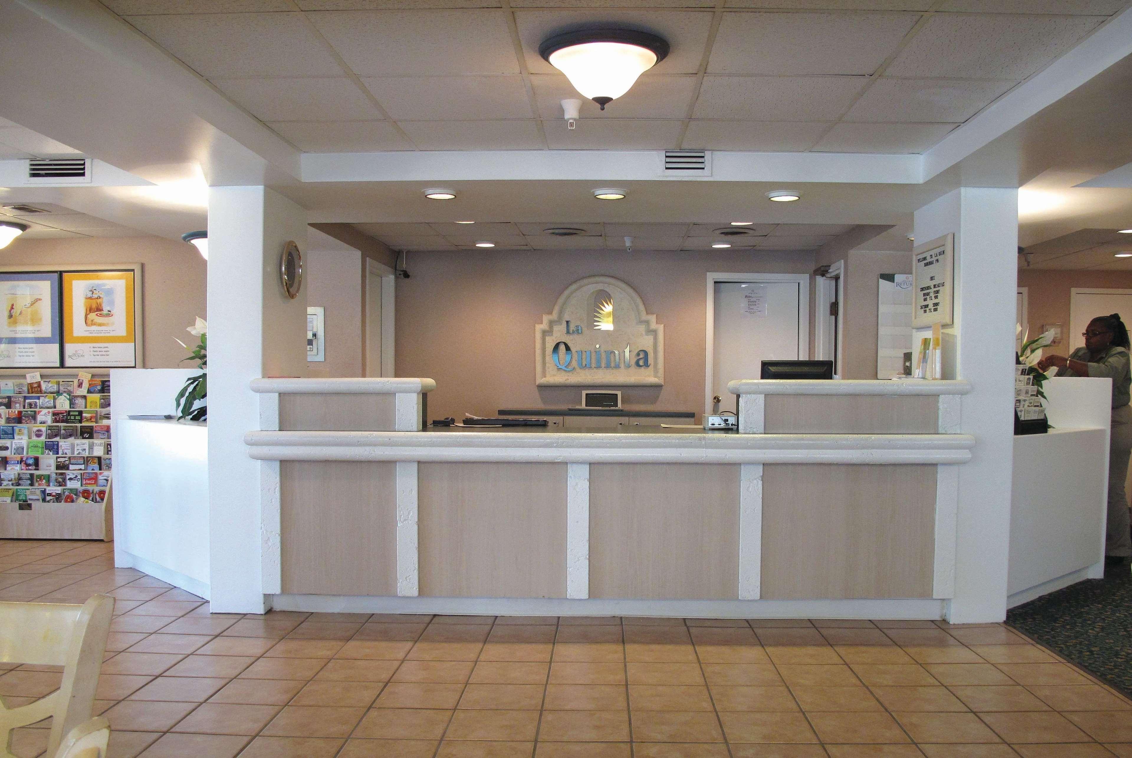 Super 8 By Wyndham Savannah Exterior photo