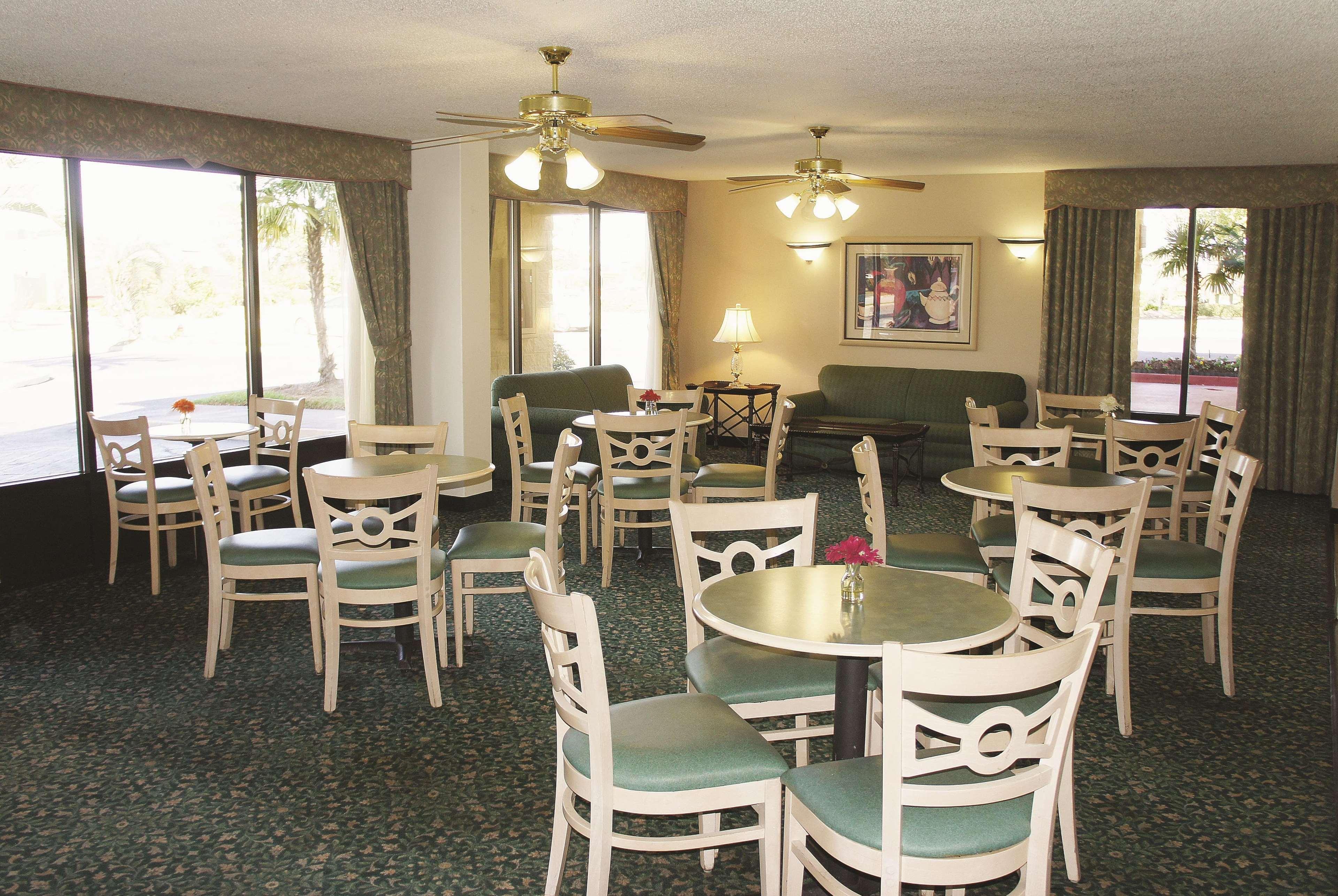 Super 8 By Wyndham Savannah Exterior photo
