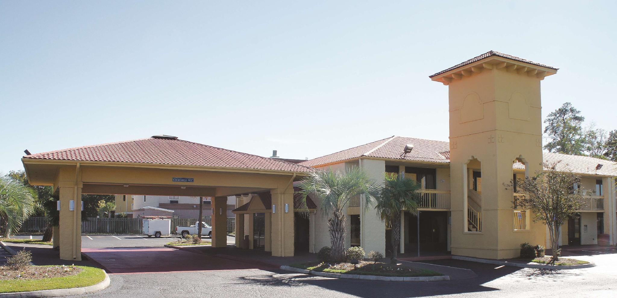 Super 8 By Wyndham Savannah Exterior photo