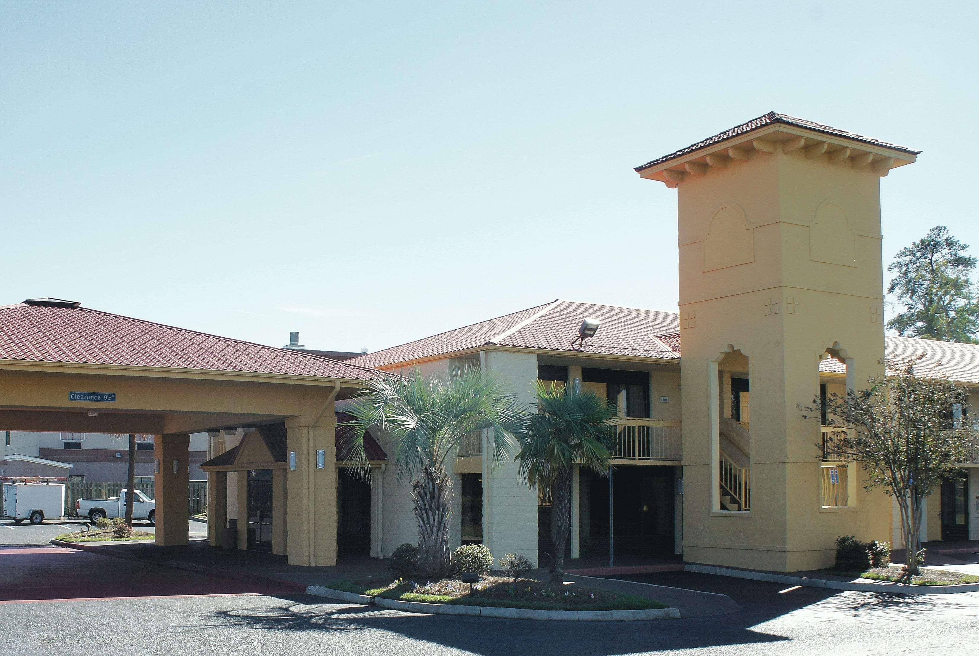 Super 8 By Wyndham Savannah Exterior photo