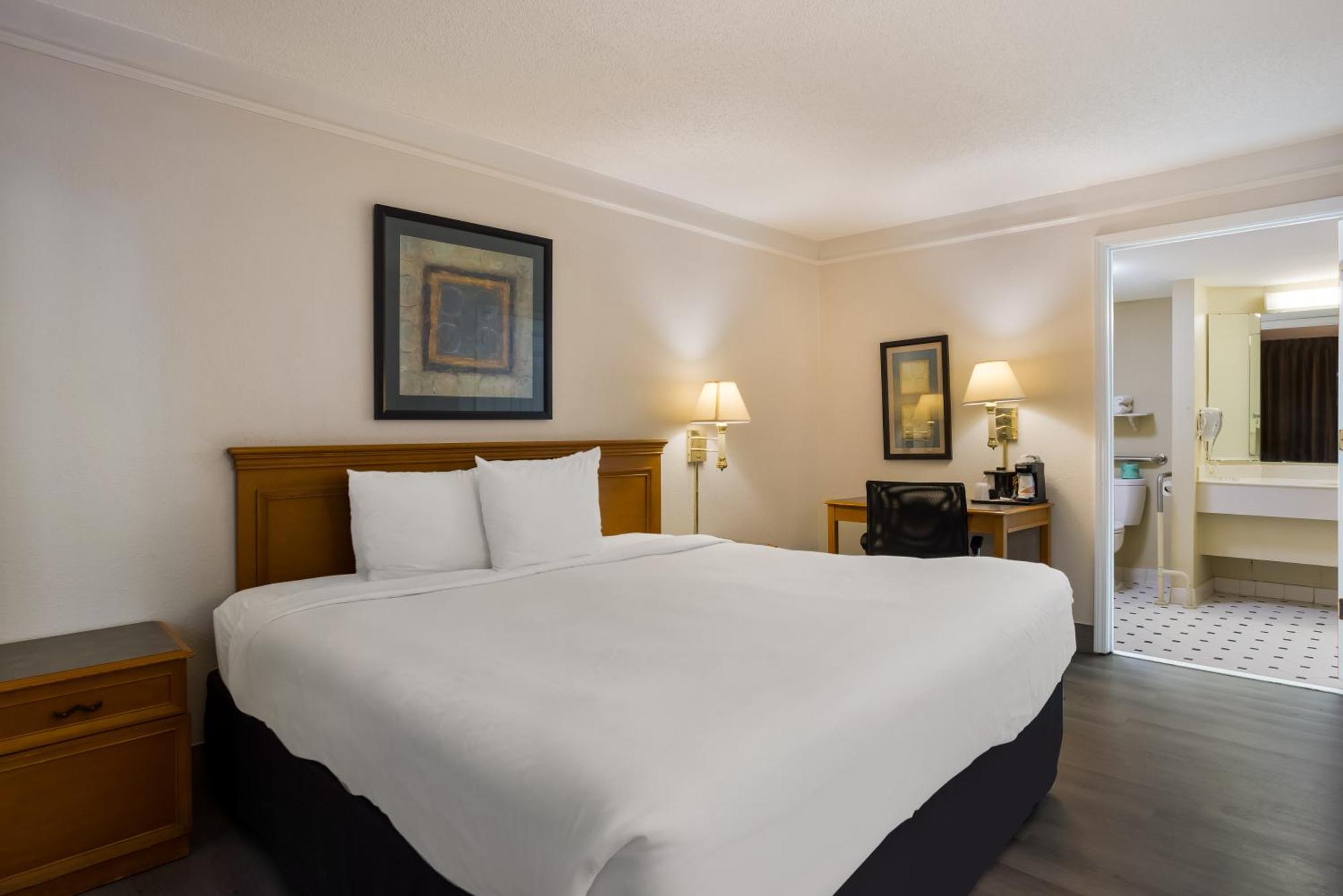 Super 8 By Wyndham Savannah Exterior photo