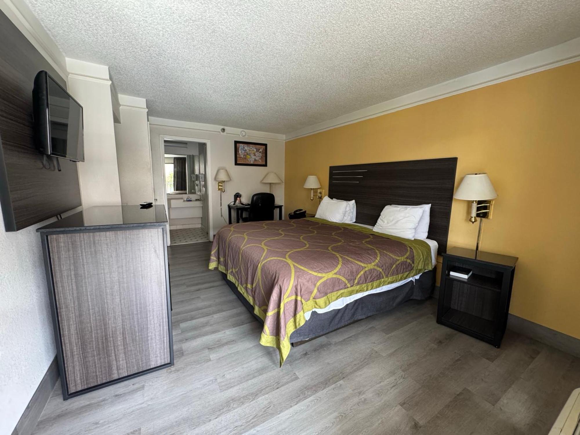 Super 8 By Wyndham Savannah Exterior photo