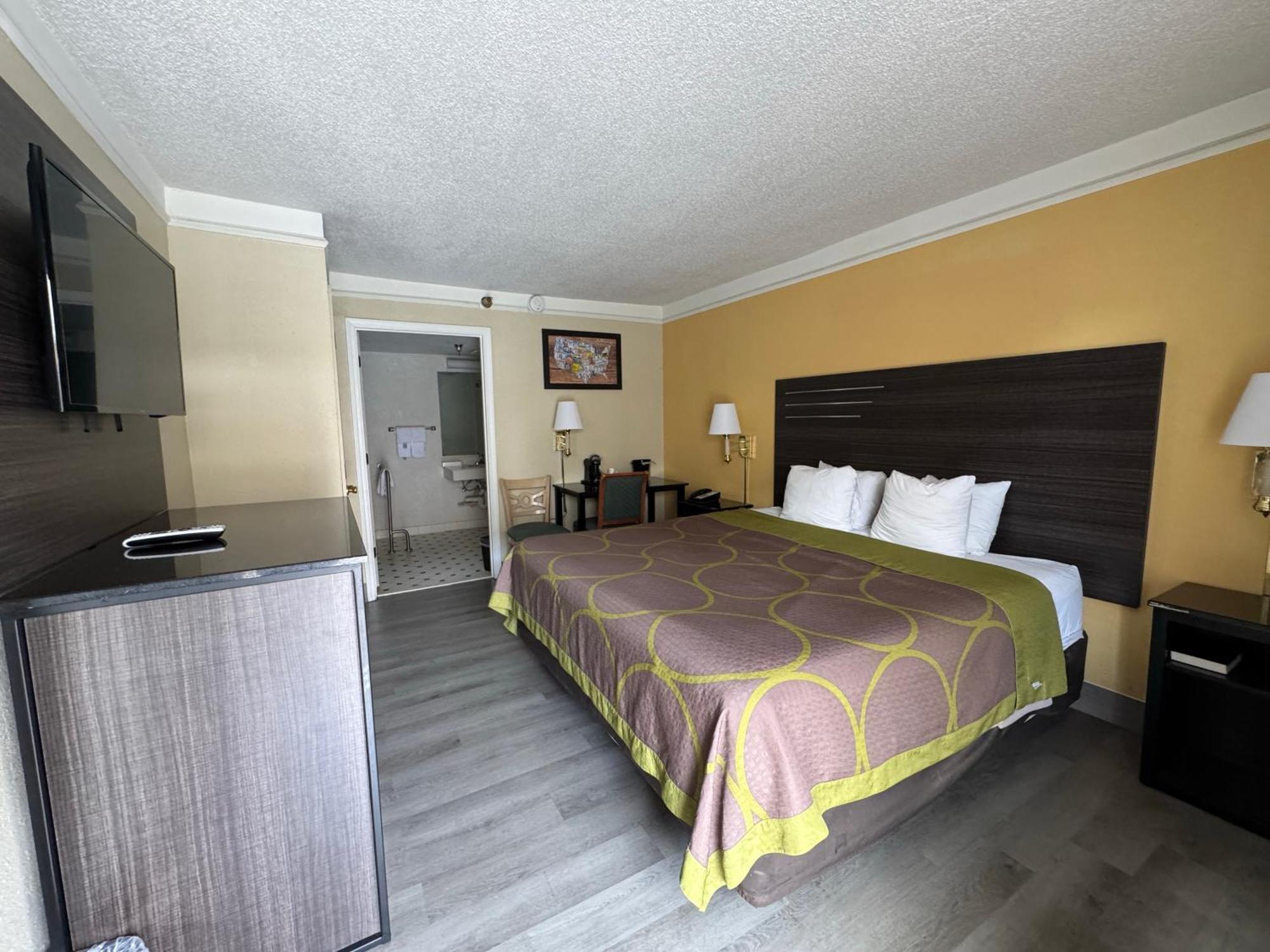 Super 8 By Wyndham Savannah Exterior photo