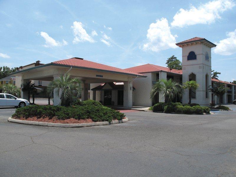 Super 8 By Wyndham Savannah Exterior photo