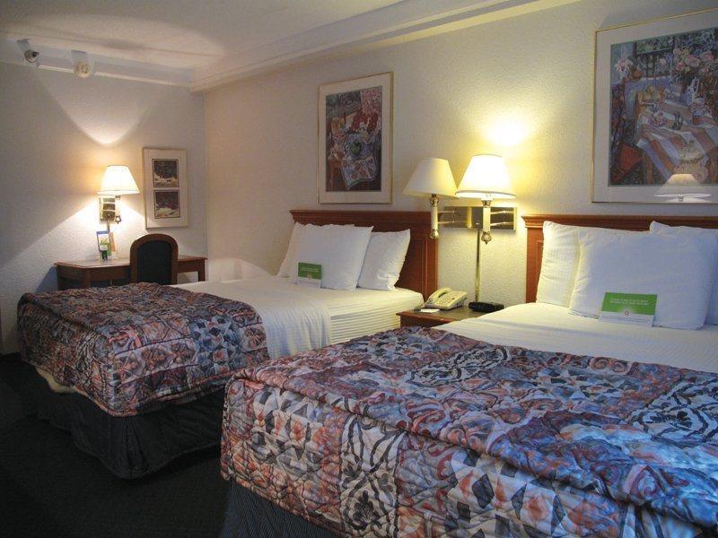Super 8 By Wyndham Savannah Room photo